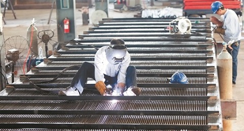 3 工人正在进行焊接作业.jpg